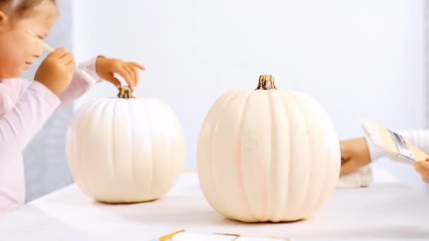 Paso Paso Madre Hija Decorando Calabaza Artesanal Halloween Con Tema — Vídeos de Stock