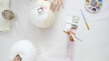 Zaman atlamalı. Adım adım. Cadılar Bayramı zanaat balkabağı unicorn tema ile dekorasyon