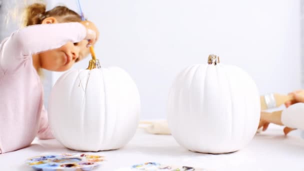 Paso Paso Madre Hija Decorando Calabaza Artesanal Halloween Con Tema — Vídeos de Stock