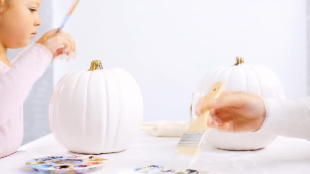 Paso Paso Madre Hija Decorando Calabaza Artesanal Halloween Con Tema — Vídeos de Stock