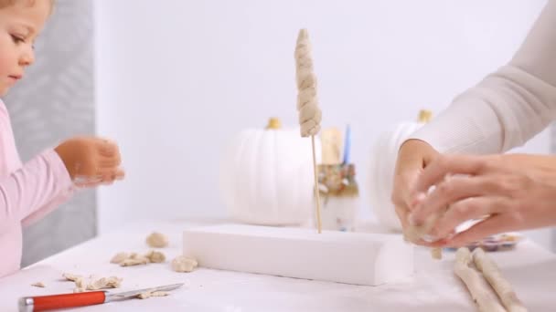 Passo Passo Mãe Filha Decorando Abóbora Artesanal Halloween Com Tema — Vídeo de Stock