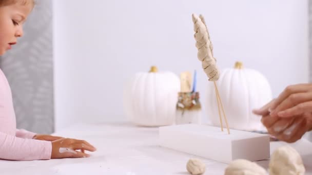 Passo Dopo Passo Madre Figlia Decorare Zucca Artigianale Halloween Con — Video Stock