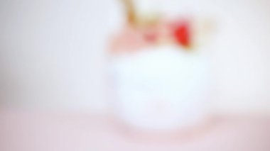 Zanaat balkabağı beyaz boyalı ve tek boynuzlu at üzerinde pembe bir arka plan olarak pembe çiçeklerle süslenmiş.