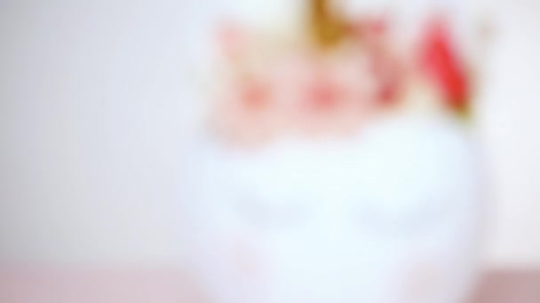 工艺南瓜漆白色和装饰粉红色的花朵作为独角兽在粉红色的背景 — 图库视频影像