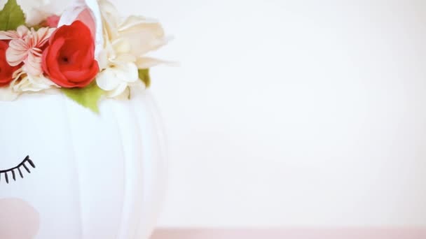 Abóbora Artesanal Pintado Branco Decorado Com Flores Rosa Como Unicórnio — Vídeo de Stock