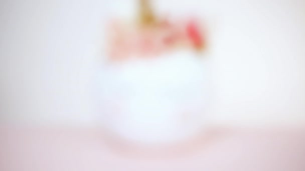Abóbora Artesanal Pintado Branco Decorado Com Flores Rosa Como Unicórnio — Vídeo de Stock