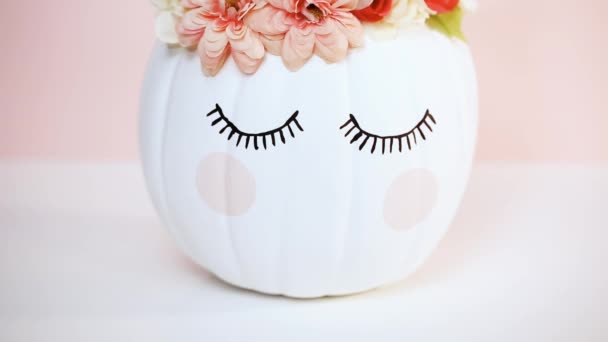 Calabaza Artesanal Pintada Blanco Decorada Con Flores Rosas Como Unicornio — Vídeos de Stock