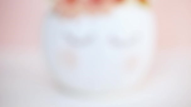 Ремесленная Тыква Окрашена Белый Цвет Украшена Розовыми Цветами Единорог Розовом — стоковое видео