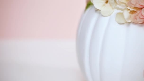 Vista Cerca Calabaza Artesanal Pintada Blanco Decorada Con Flores Rosas — Vídeos de Stock