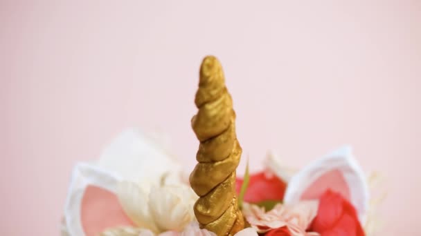 Vista Cerca Calabaza Artesanal Pintada Blanco Decorada Con Flores Rosas — Vídeo de stock