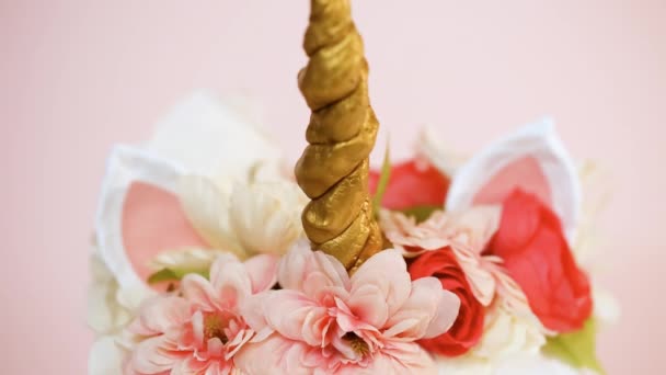 Vista Cerca Calabaza Artesanal Pintada Blanco Decorada Con Flores Rosas — Vídeo de stock