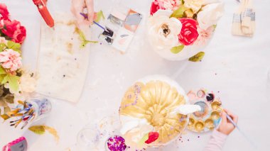 Kadın zanaat unicorn tema ile kabak Cadılar Bayramı için dekorasyon.