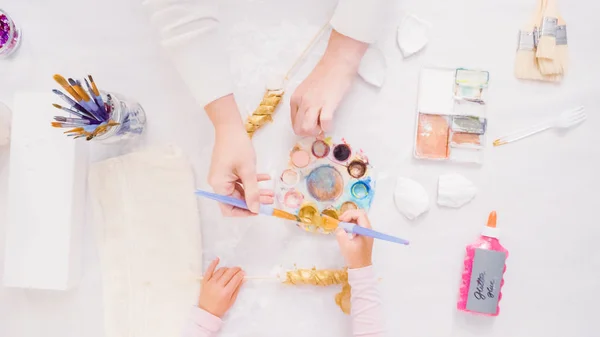 Madre Hija Decorando Calabazas Artesanales Con Tema Unicornio Para Halloween — Foto de Stock