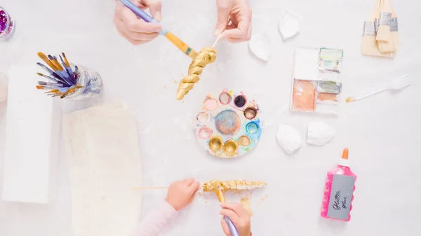 Madre Hija Decorando Calabazas Artesanales Con Tema Unicornio Para Halloween — Foto de Stock