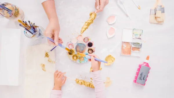 Mor Och Dotter Dekorera Hantverk Pumpor Med Unicorn Tema För — Stockfoto