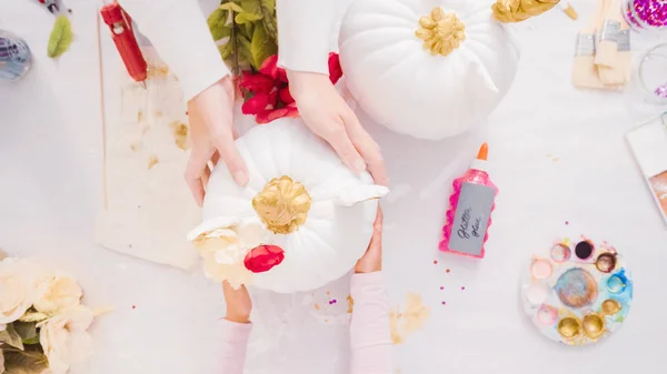 Madre Hija Decorando Calabazas Artesanales Con Tema Unicornio Para Halloween —  Fotos de Stock