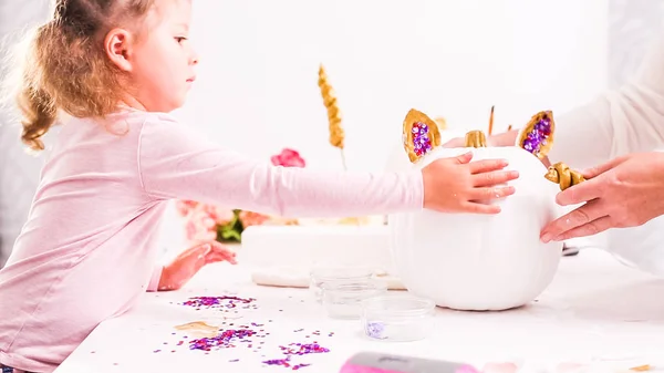 Madre Hija Decorando Calabazas Artesanales Con Tema Unicornio Para Halloween — Foto de Stock