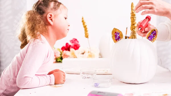 Mãe Filha Decorando Abóboras Artesanais Com Tema Unicórnio Para Halloween — Fotografia de Stock