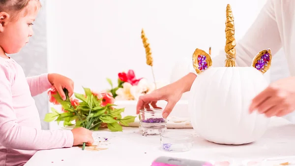 Madre Hija Decorando Calabazas Artesanales Con Tema Unicornio Para Halloween — Foto de Stock
