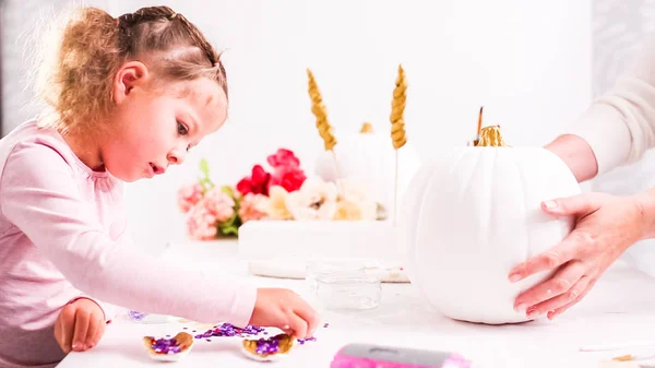 Mãe Filha Decorando Abóboras Artesanais Com Tema Unicórnio Para Halloween — Fotografia de Stock