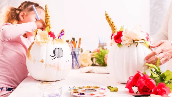 Mãe Filha Decorando Abóboras Artesanais Com Tema Unicórnio Para Halloween — Fotografia de Stock