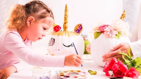 Mãe Filha Decorando Abóboras Artesanais Com Tema Unicórnio Para Halloween — Fotografia de Stock