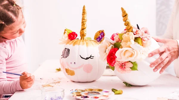 Madre Hija Decorando Calabazas Artesanales Con Tema Unicornio Para Halloween — Foto de Stock