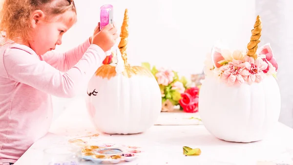 Menina Decorando Sua Abóbora Artesanal Com Tema Unicórnio Para Halloween — Fotografia de Stock
