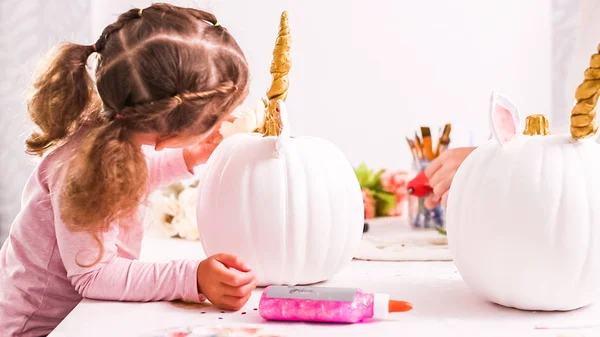 Menina Decorando Sua Abóbora Artesanal Com Tema Unicórnio Para Halloween — Fotografia de Stock