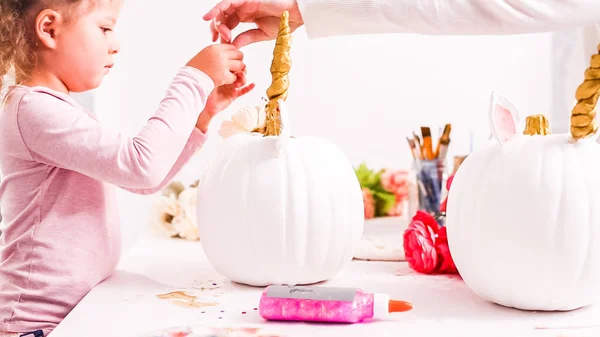Mãe Filha Decorando Abóboras Artesanais Com Tema Unicórnio Para Halloween — Fotografia de Stock