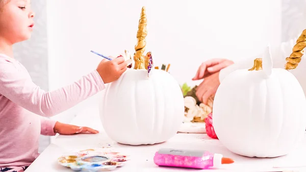 Mãe Filha Decorando Abóboras Artesanais Com Tema Unicórnio Para Halloween — Fotografia de Stock