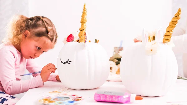 Menina Decorando Sua Abóbora Artesanal Com Tema Unicórnio Para Halloween — Fotografia de Stock