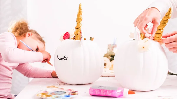 Mãe Filha Decorando Abóboras Artesanais Com Tema Unicórnio Para Halloween — Fotografia de Stock