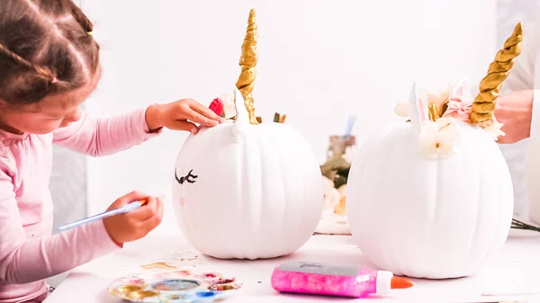 Mãe Filha Decorando Abóboras Artesanais Com Tema Unicórnio Para Halloween — Fotografia de Stock