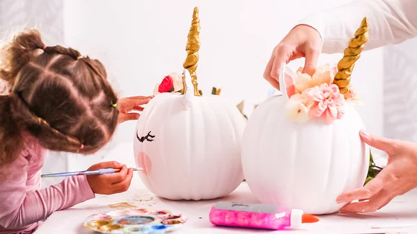 Matka Dcera Dekoraci Halloween Dýně Řemeslo Motivem Jednorožce — Stock fotografie