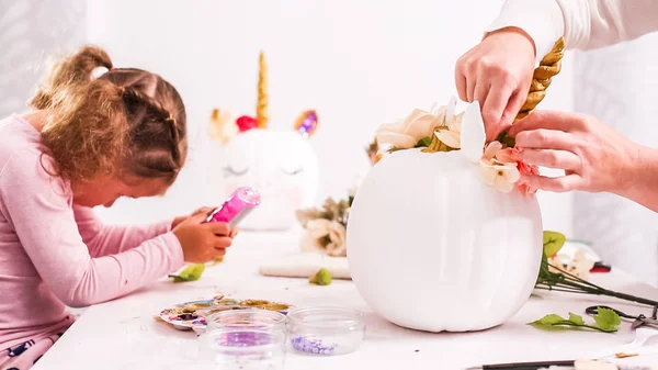 Mãe Filha Decorando Abóboras Artesanais Com Tema Unicórnio Para Halloween — Fotografia de Stock