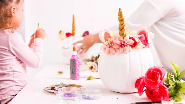 Mãe Filha Decorando Abóboras Artesanais Com Tema Unicórnio Para Halloween — Fotografia de Stock