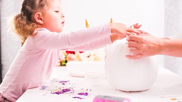 Matka Córka Dekoracyjne Dynie Rzemiosła Motywem Jednorożca Halloween — Zdjęcie stockowe