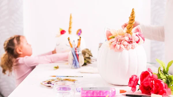 Madre Hija Decorando Calabazas Artesanales Con Tema Unicornio Para Halloween — Foto de Stock