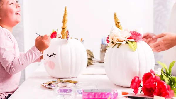 Mãe Filha Decorando Abóboras Artesanais Com Tema Unicórnio Para Halloween — Fotografia de Stock