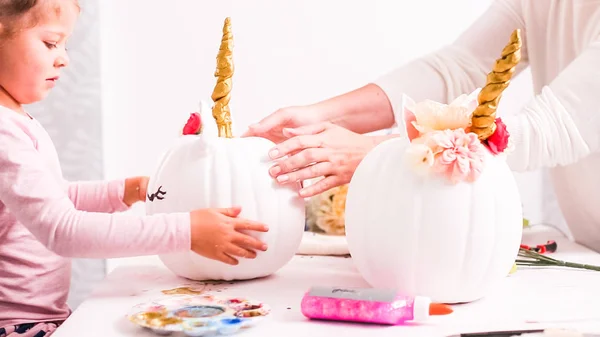 Mãe Filha Decorando Abóboras Artesanais Com Tema Unicórnio Para Halloween — Fotografia de Stock