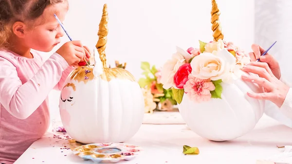 Mãe Filha Decorando Abóboras Artesanais Com Tema Unicórnio Para Halloween — Fotografia de Stock