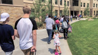 Colorado Springs, Colorado, ABD-Ağustos 14, Colorado Springs, Colorado Üniversitesi Yurtlar içine hareketli 2018 - öğrenci.