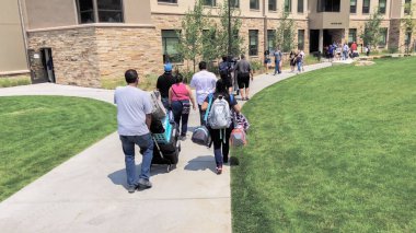Colorado Springs, Colorado, ABD-Ağustos 14, Colorado Springs, Colorado Üniversitesi Yurtlar içine hareketli 2018 - öğrenci.