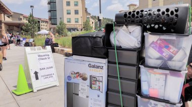 Colorado Springs, Colorado, ABD-Ağustos 14, Colorado Springs, Colorado Üniversitesi Yurtlar içine hareketli 2018 - öğrenci.