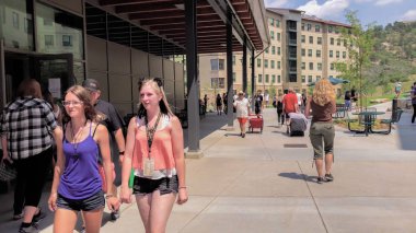 Colorado Springs, Colorado, ABD-Ağustos 14, Colorado Springs, Colorado Üniversitesi Yurtlar içine hareketli 2018 - öğrenci.