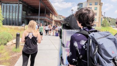 Colorado Springs, Colorado, ABD-Ağustos 14, Colorado Springs, Colorado Üniversitesi Yurtlar içine hareketli 2018 - öğrenci.