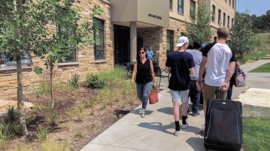 Colorado Springs, Colorado, ABD-Ağustos 14, Colorado Springs, Colorado Üniversitesi Yurtlar içine hareketli 2018 - öğrenci.