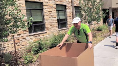 Colorado Springs, Colorado, ABD-Ağustos 14, Colorado Springs, Colorado Üniversitesi Yurtlar içine hareketli 2018 - öğrenci.