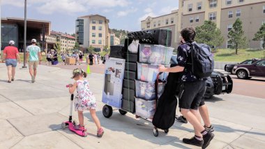 Colorado Springs, Colorado, ABD-Ağustos 14, Colorado Springs, Colorado Üniversitesi Yurtlar içine hareketli 2018 - öğrenci.